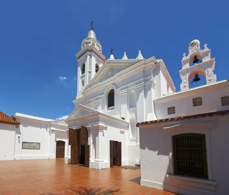 Basilica of Our Lady of the Pillar, Ansicht der Fassade vom Vorplatz aus