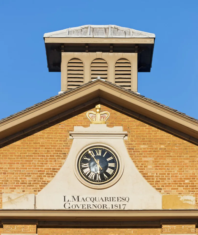 Hyde-Park-Kaserne, Detail des Giebels mit Uhr und Inschrift