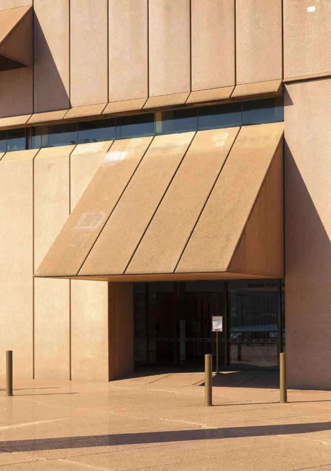 Opernhaus Sydney, Seiteneingang der Podiumsstruktur