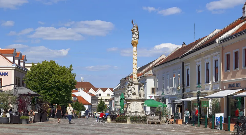 Altstadt, Hauptstraße mit Pestsäule