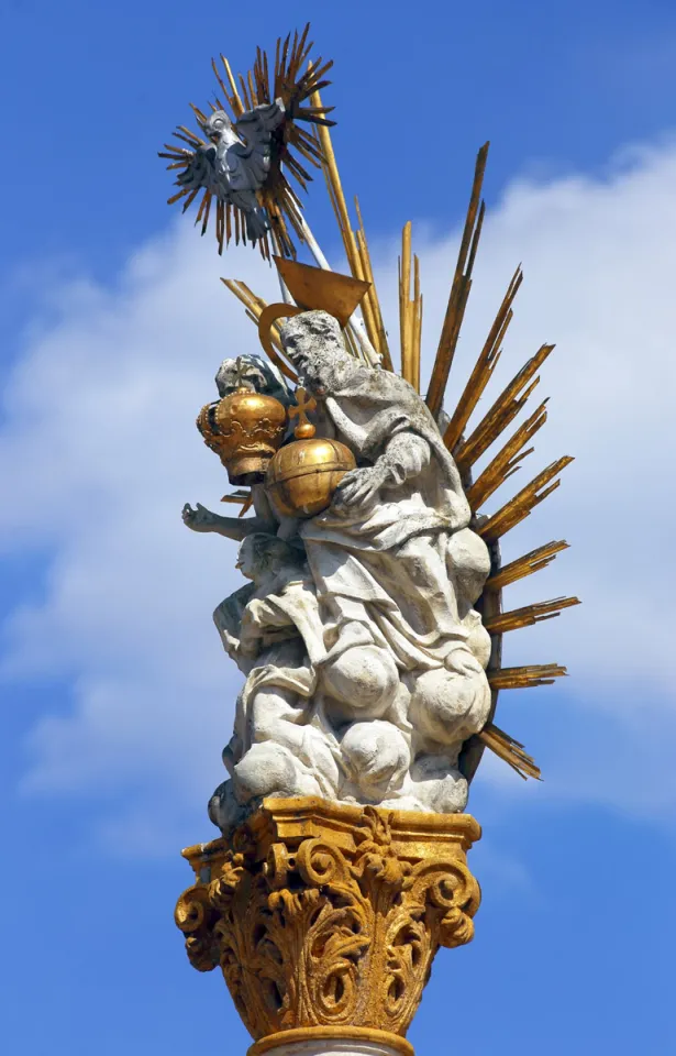 Pestsäule heilige Maria, Säulespitze, Skulpturengruppe "Krönung Mariens"