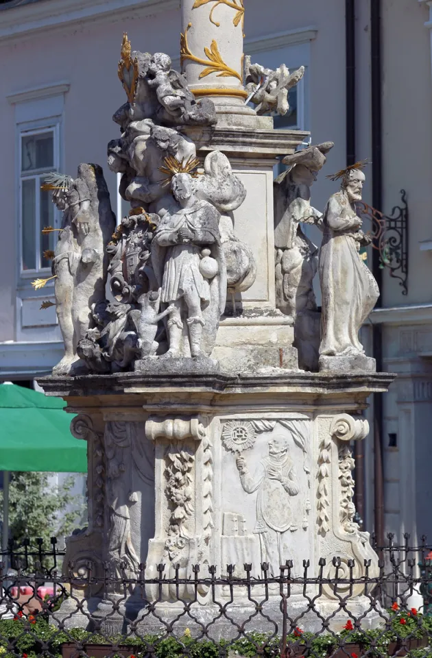 Pestsäule heilige Maria, Sockel (Westansicht)