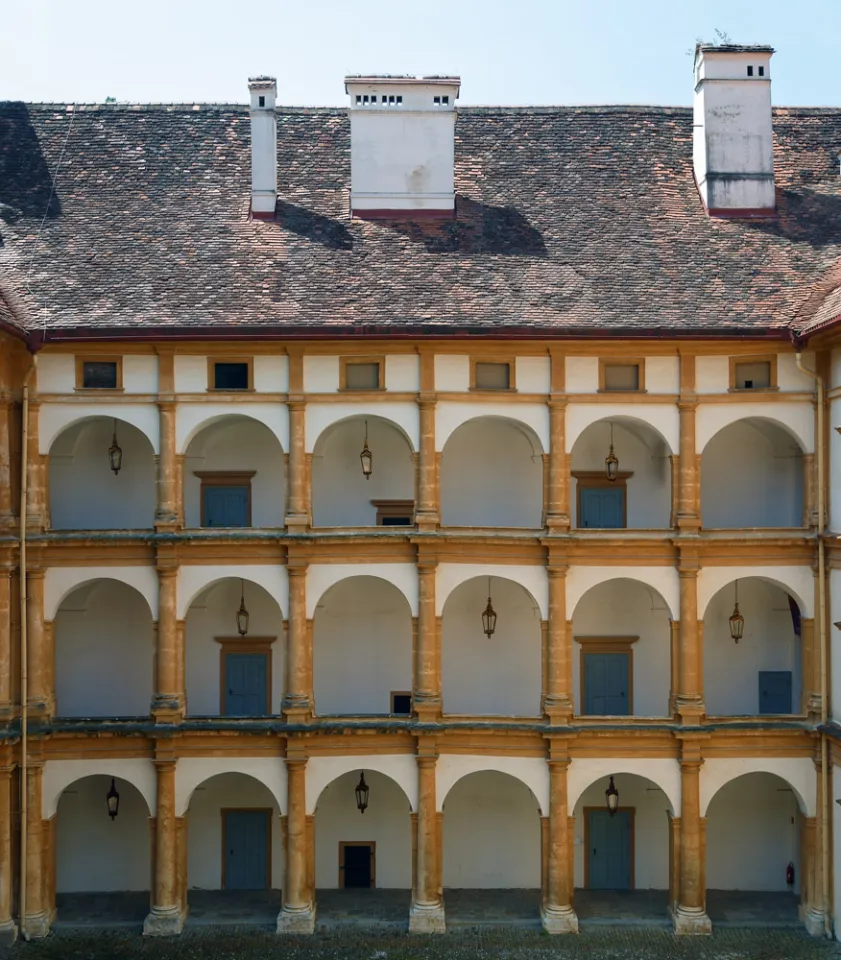 Schloss Eggenberg, Arkaden des Innenhofs