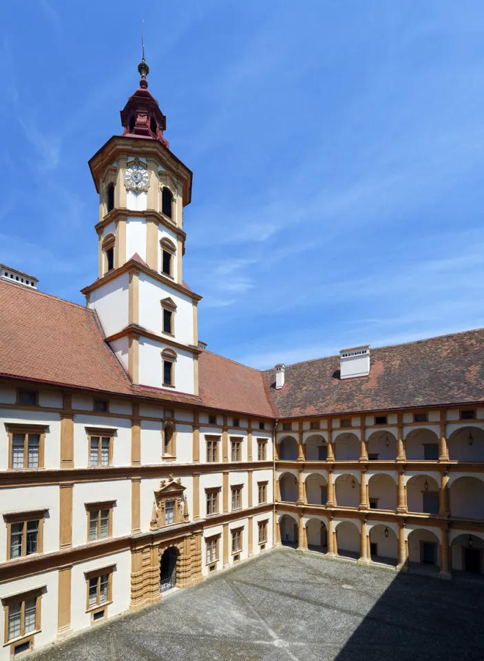 Schloss Eggenberg, Innenhof mit Turm