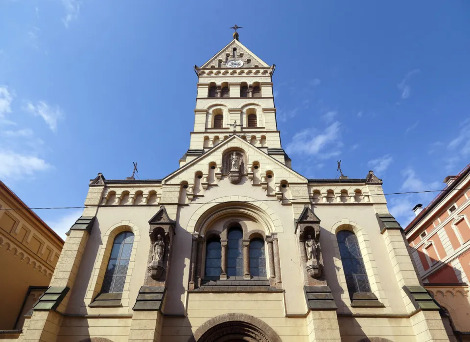 Herz-Jesu-Kirche, Hauptfassade (Südansicht)