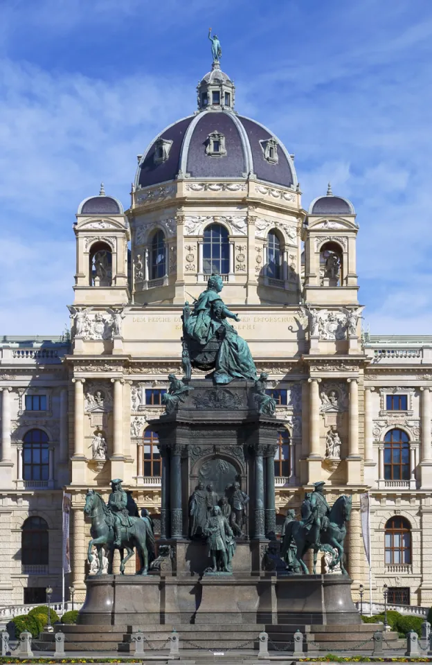 Maria-Theresien-Denkmal, mit dem Naturhistorischen Museum im Hintergrund
