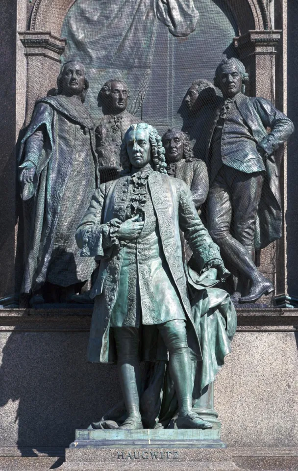 Maria-Theresien-Denkmal, Relief und Statue „Verwaltung“ mit der Statue von Friedrich Wilhelm von Haugwitz