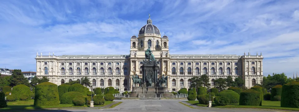 Maria-Theresien-Platz, Denkmal und Naturhistorisches Museum