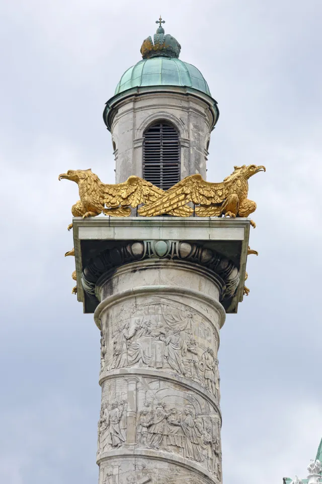 Karlskirche, Spitze der östlichen Säule mit Pavillon