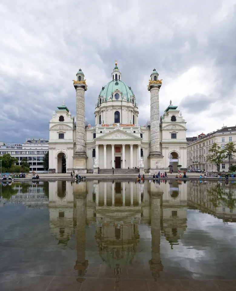 Karlskirche, mit Spiegelung im Reflexionsbecken