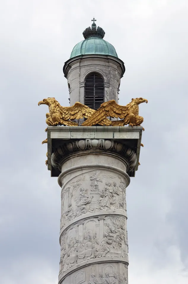 Karlskirche, Spitze der westlichen Säule mit Pavillon