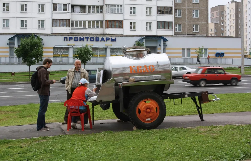 Kwas-Verkäuferin in einem Minsker Vorort