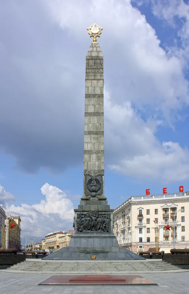 Siegesdenkmal von Minsk, Südwestansicht