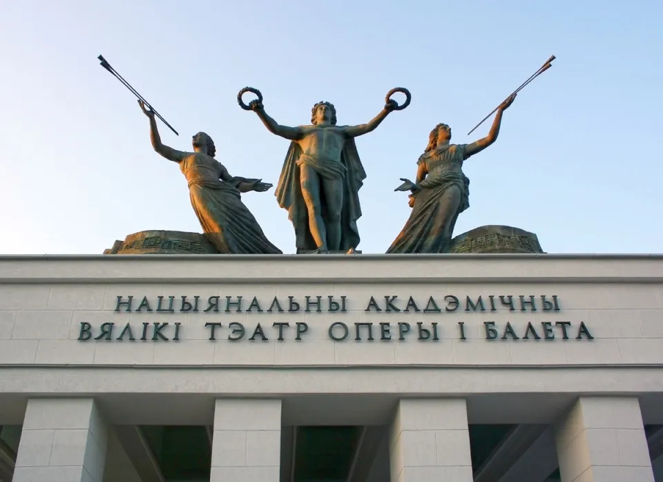 Nationales Opern- und Ballettheater von Belarus, Statuen über dem Portikus