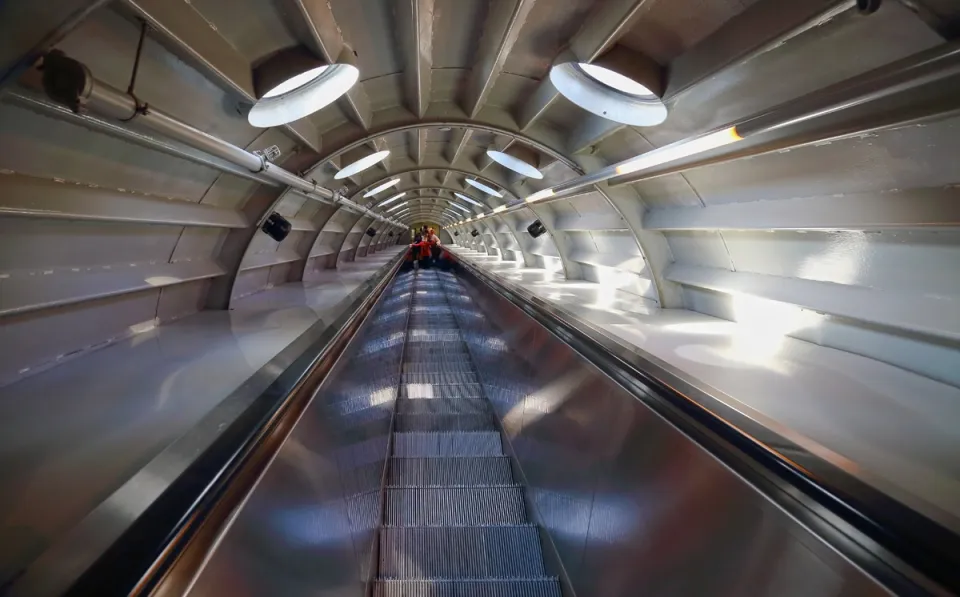 Atomium, Verbindungsröhre mit Rolltreppe