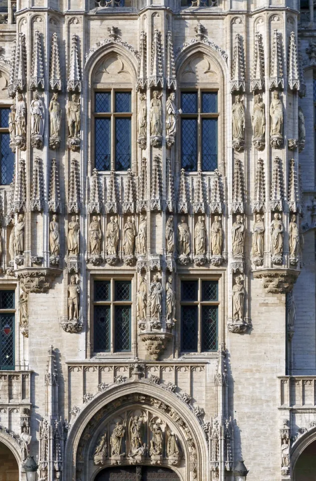 Brüsseler Rathaus, Fassadendetail des Turmsockels oberhalb des Hauptportals
