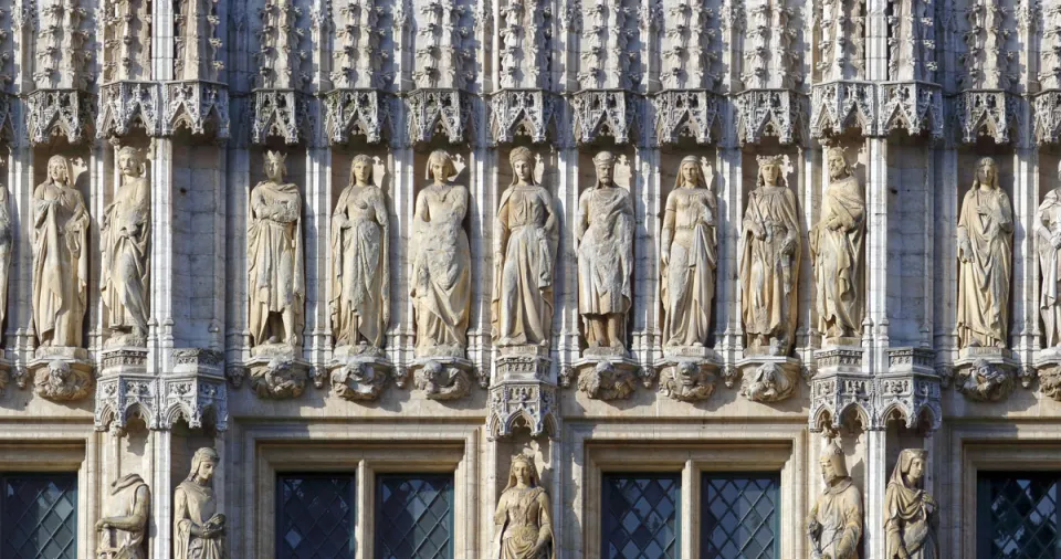 Brüsseler Rathaus, Statuen der Fassade des linken Flügels