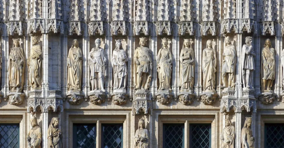 Brüsseler Rathaus, Statuen der Fassade des linken Flügels