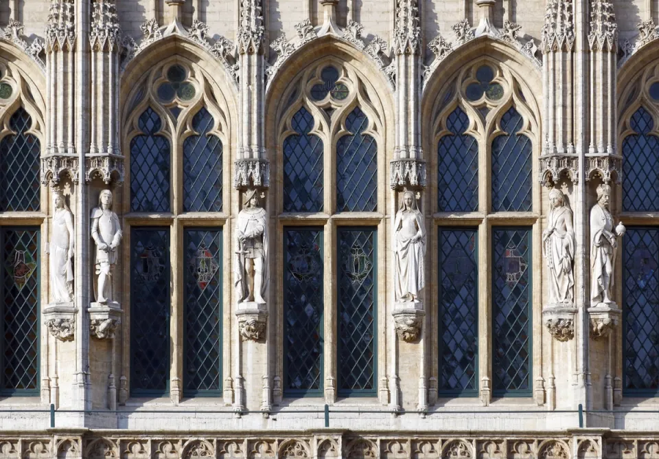 Brüsseler Rathaus, Fenster der Fassade des rechten Flügels