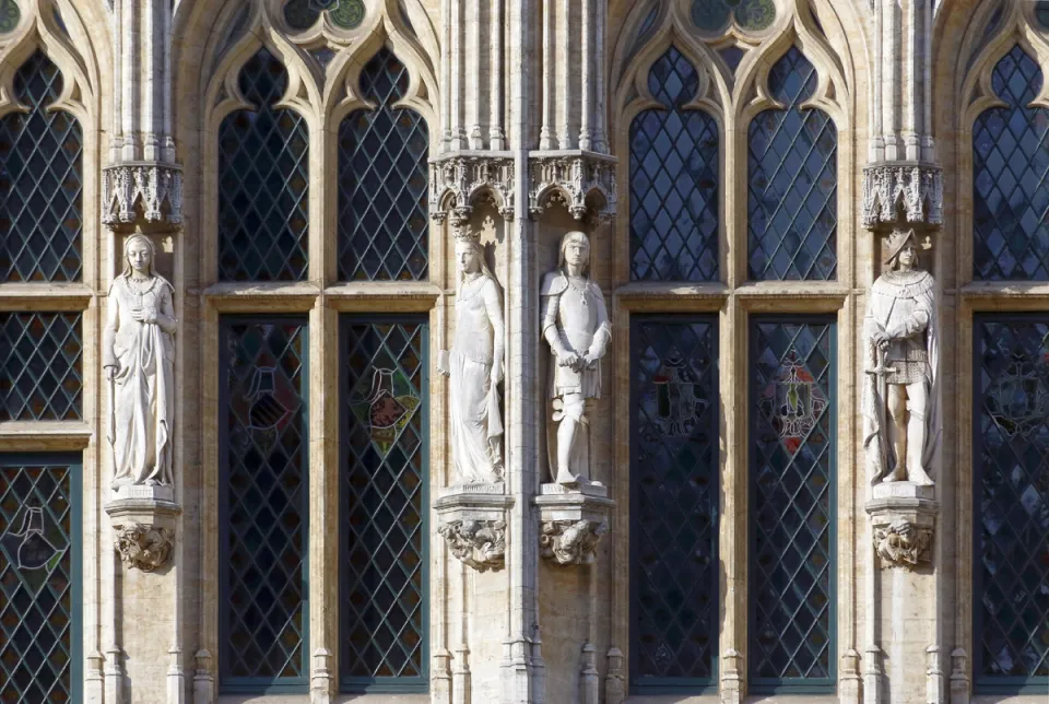 Brüsseler Rathaus, Fenster und Statuen der Fassade des rechten Flügels