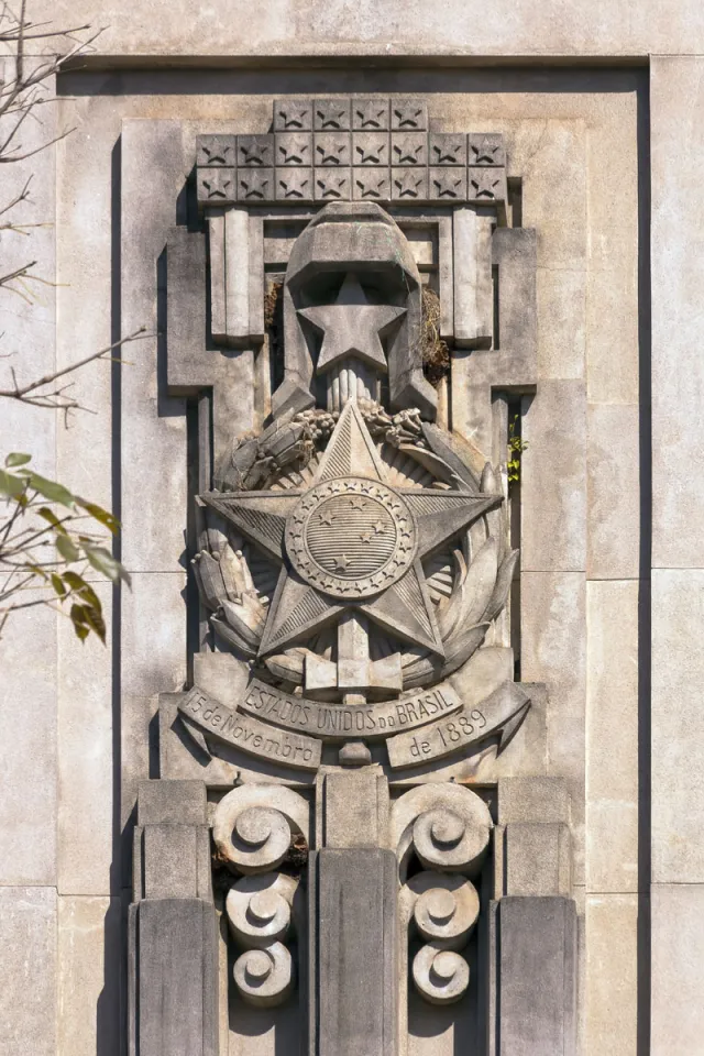 Palast der Stadtverwaltung, Relief der Fassade