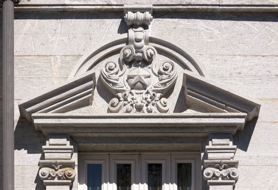 Palast der Freiheit, Fensterbekrönung