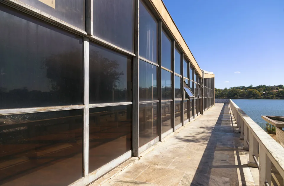 Iate Tênis Clube, Außenzugang zur Terrasse mit Fensterfront