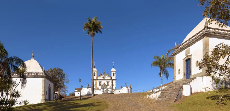 Sanktuarium Bom Jesus de Matosinhos, Anstieg zur Kirche, flankiert von zwei der sechs Kapellen