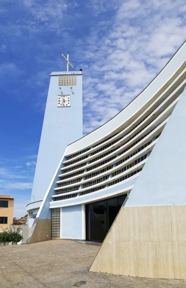 Kirche Unsere Liebe Frau von Aparecida, Glockenturm und Front mit Brise-Soleil