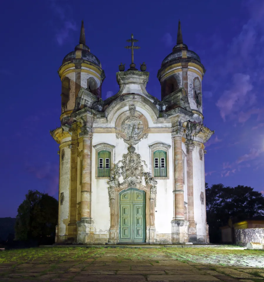 Kirche Sankt Franziskus von Assisi zu Ouro Preto, am Abend