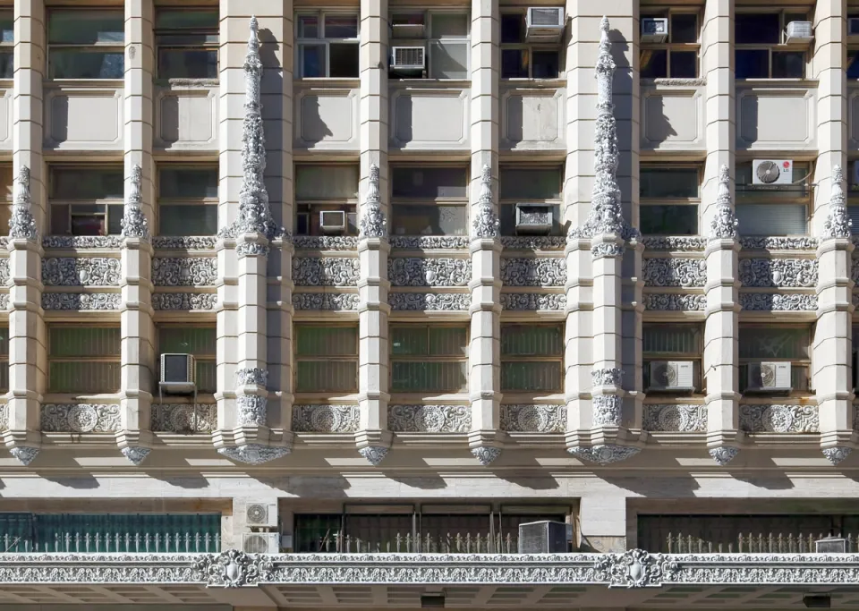 Mayapan-Gebäude, Westfassade