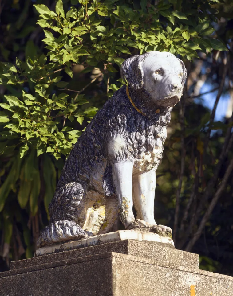 Chácara do Céu, Hundestatue am Eingang des Anwesens