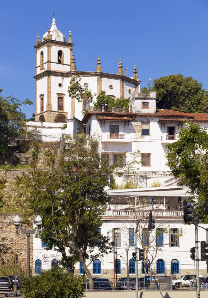 Glória-Hügel und Kirche, Nordwestansicht
