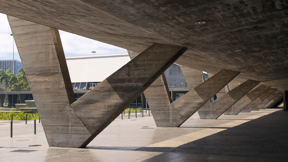 Museum für Moderne Kunst in Rio de Janeiro, Basis der V-förmigen Säulen