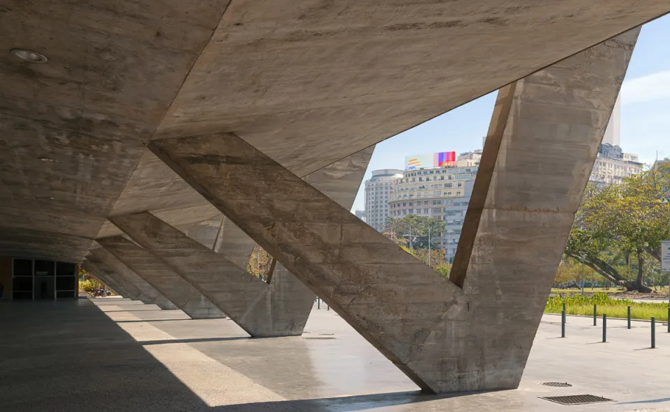 Museum für Moderne Kunst in Rio de Janeiro, Basis der V-förmigen Säulen