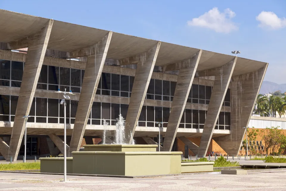 Museum für Moderne Kunst in Rio de Janeiro, Detail der Fassade und Kaskaden-Springbrunnen