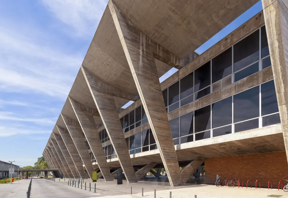Museum für Moderne Kunst in Rio de Janeiro, Detail der Fassade mit V-förmigen Pfeilern