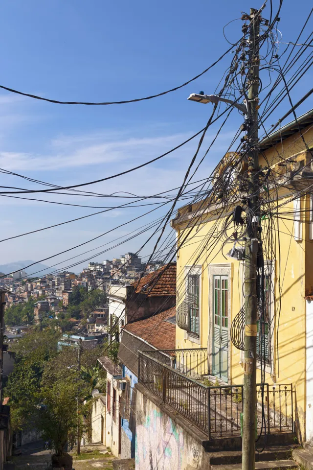 Oberes Ende des Anstiegs der Straße Andrés Belo mit der Favela Tavares Bastos im Hintergrund