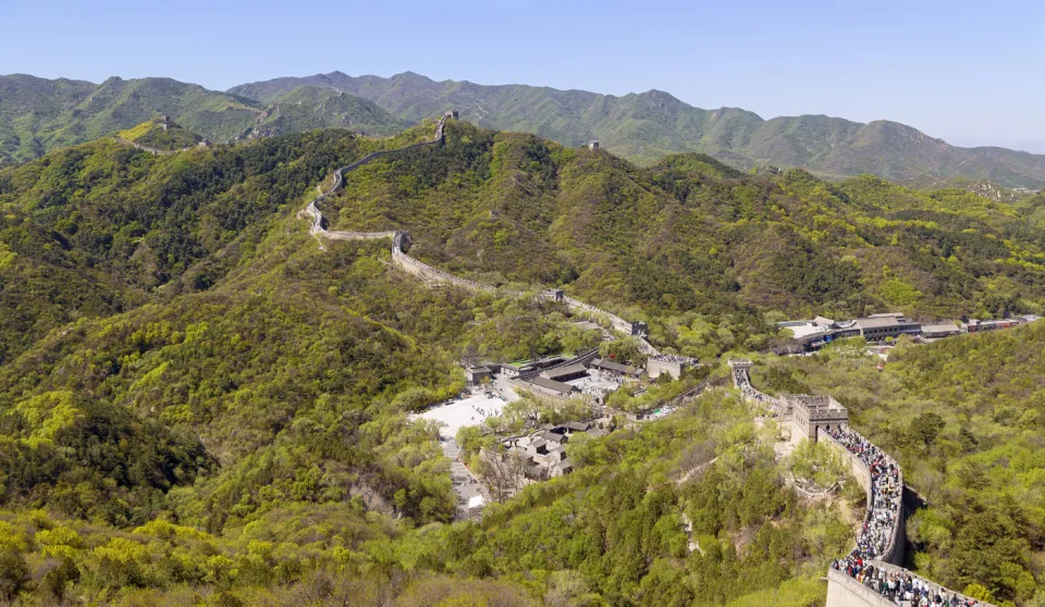 Große Mauer bei Badaling, Blick vom nördlichen auf den südlichen Abschnitt