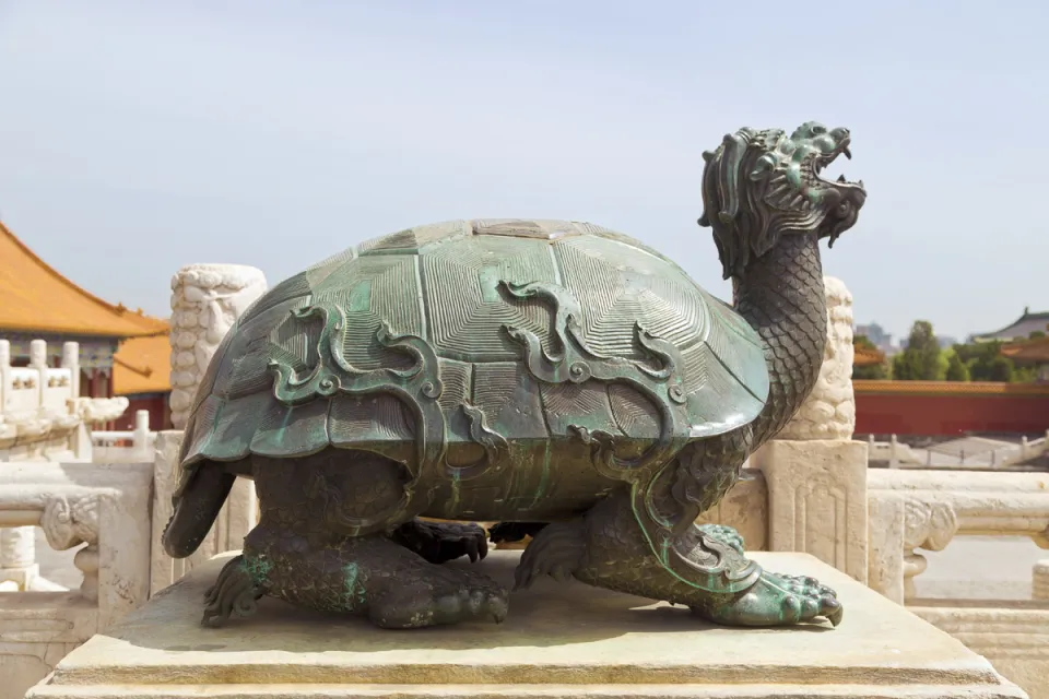 Verbotene Stadt, Halle der höchsten Harmonie, Skulptur einer Drachenschildkröte Verbotene Stadt, Halle der höchsten Harmonie, Skulptur einer Drachenschildkröte