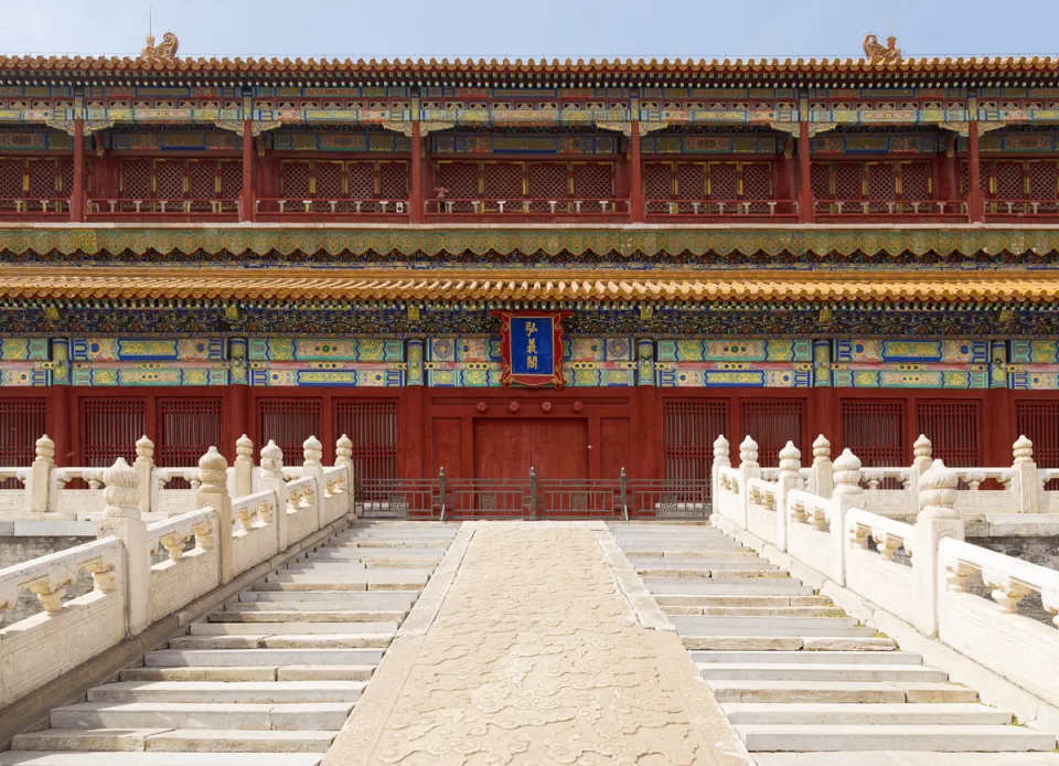 Verbotene Stadt, Pavillon der Verbreitung von Rechtschaffenheit (Hongyi Pavillon), Detail der Fassade und der Treppe Verbotene Stadt, Pavillon der Verbreitung von Rechtschaffenheit (Hongyi Pavillon), Detail der Fassade und der Treppe