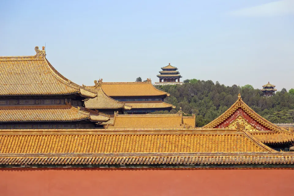Verbotene Stadt, Blick über die Dächer der inneren Stadt zum Jingshan-Park