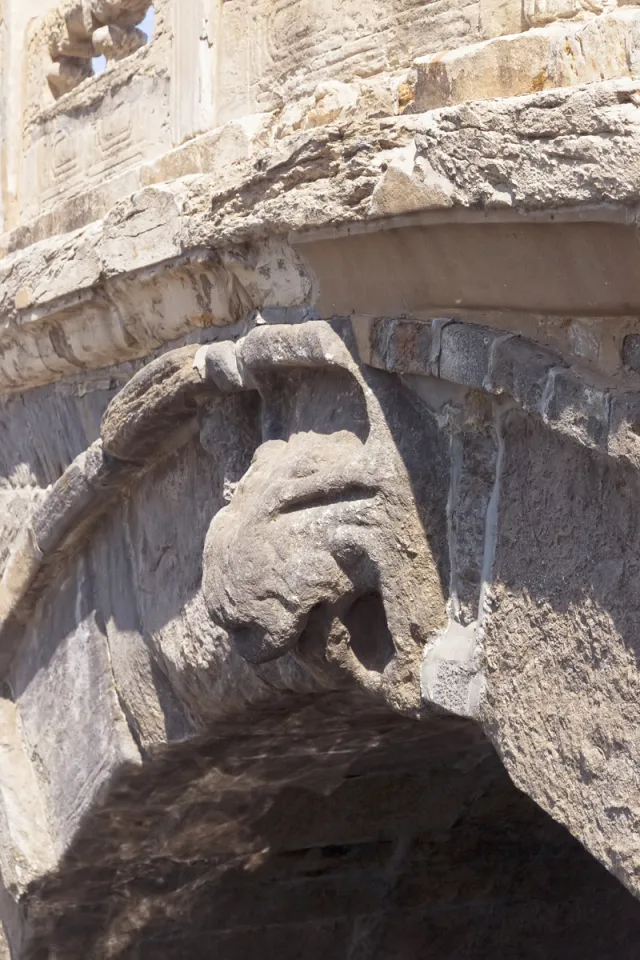 Wanning-Brücke, verwitterte Skulptur des Schlusssteins