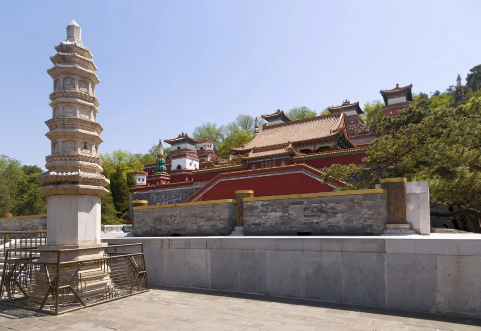 Neuer Sommerpalast, Vier-Große-Regionen-Komplex, mit den Ruinen der Kiefern-Halle im Vordergrund