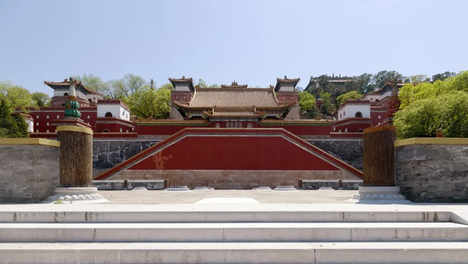 Neuer Sommerpalast, Vier-Große-Regionen-Komplex, mit den Ruinen der Kiefern-Halle im Vordergrund