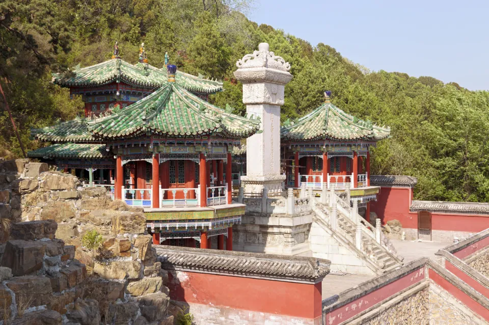 Neuer Sommerpalast, Stele des Berges der Langlebigkeit und des Kunmingsees mit den beiden angrenzenden Pavillons der rotierenden Sutras