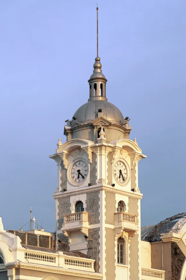 Ausstellungshalle Zheng­yang­men des Chinesischen Eisen­bahn­museums, Uhrturm