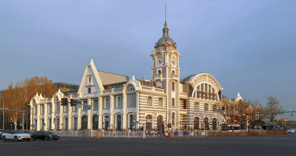 Ausstellungshalle Zheng­yang­men des Chinesischen Eisen­bahn­museums, Nord­west­ansicht