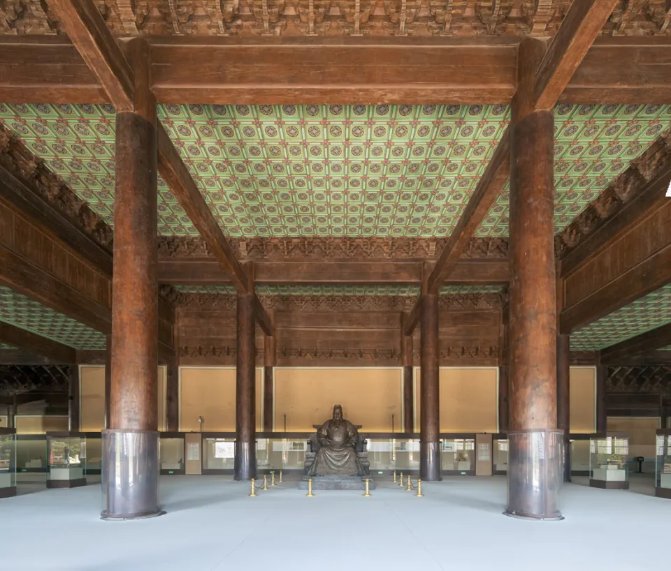 Ming Changling-Mausoleum, Halle des Segens und der Gnade (Ling'En-Halle), Innenraum