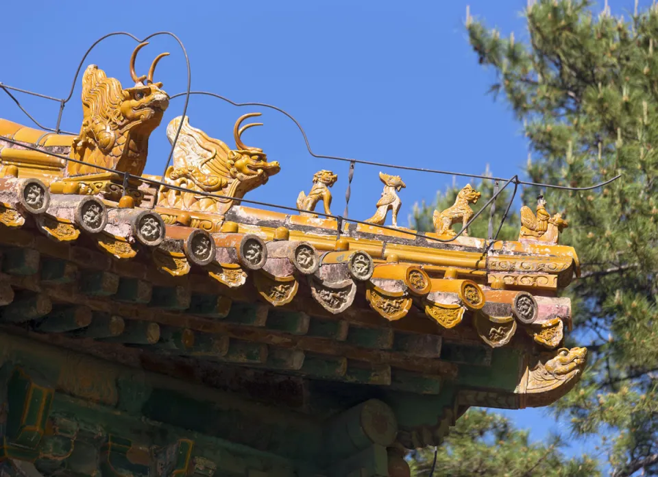 Ming Changling-Mausoleum, Halle des Segens und der Gnade (Ling'En-Halle), Dachgeister